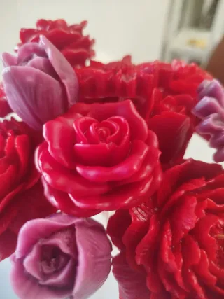 Candele profumate con fiori rossi e viola