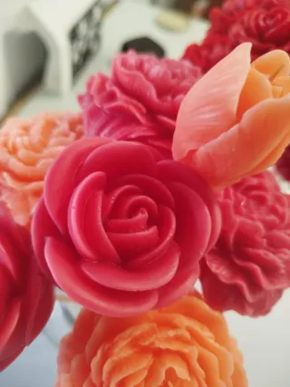 Candele profumate con fiori rossi e viola