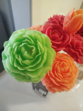 Candele profumate con fiori rossi e viola