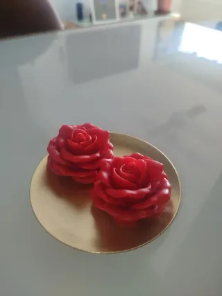 Candele profumate con fiori rossi e viola