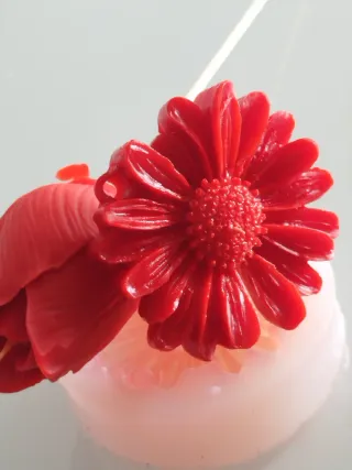 Candele profumate con fiori rossi e viola