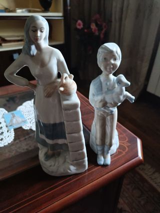 Figuras cerámica mujer y niño con cordero