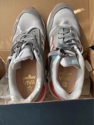 Zapatillas New Balance grises y rojas