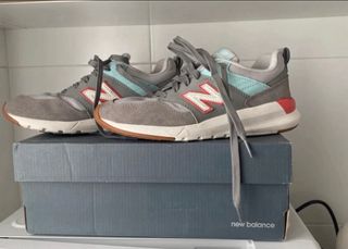 Zapatillas New Balance grises y rojas