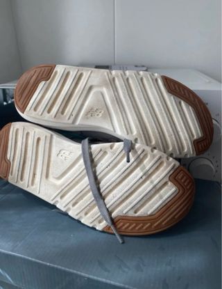 Zapatillas New Balance grises y rojas