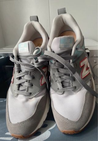 Zapatillas New Balance grises y rojas