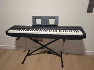 Teclado Yamaha P45B con pedal y soporte