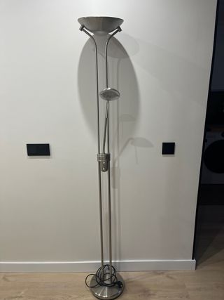 Lámpara de pie moderna plateada