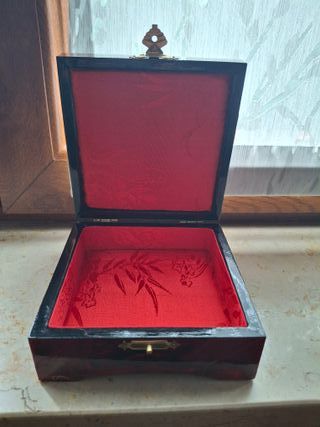 Portagioie rosso con chiusura dorata