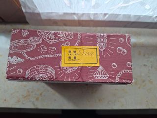 Portagioie rosso con chiusura dorata