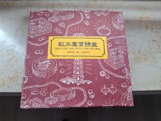 Portagioie rosso con chiusura dorata