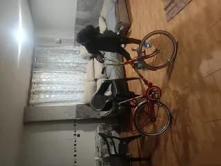 Llanta de bicicleta blanca y negra