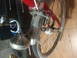 Llanta de bicicleta blanca y negra