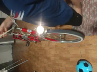 Llanta de bicicleta blanca y negra