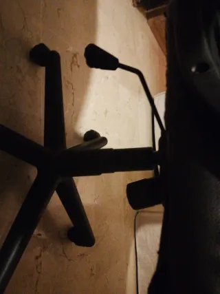 Silla de oficina negra con ruedas