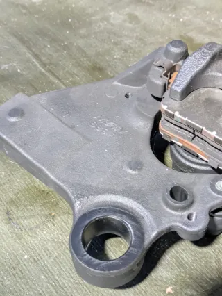 Pinza freno trasera ZX6R 2019-2025 Nissin + soport