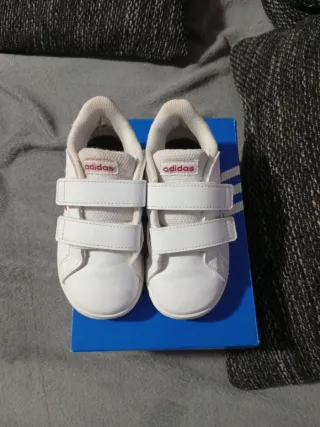 Zapatillas Adidas Niña Talla 24. No 35 erroneo