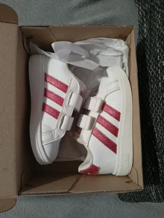 Zapatillas Adidas Niña Talla 24. No 35 erroneo