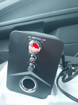 Altavoces negros y blancos