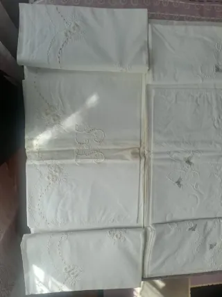 Conjunto de sábanas bordadas
