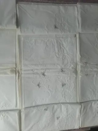 Conjunto de sábanas bordadas