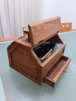 Caja de madera para limpiar zapatos