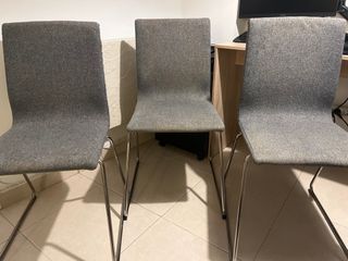 Sillas de tela gris con patas metálicas (3u)
