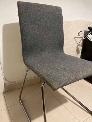 Sillas de tela gris con patas metálicas (3u)