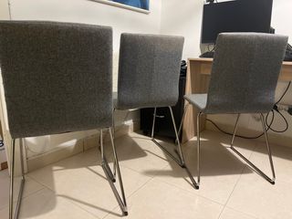 Sillas de tela gris con patas metálicas (3u)