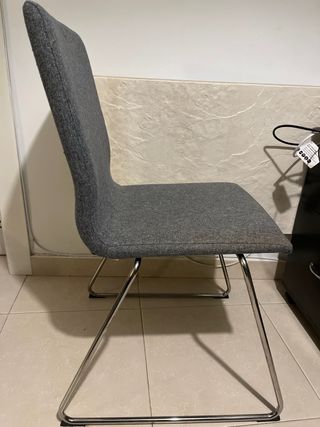 Sillas de tela gris con patas metálicas (3u)