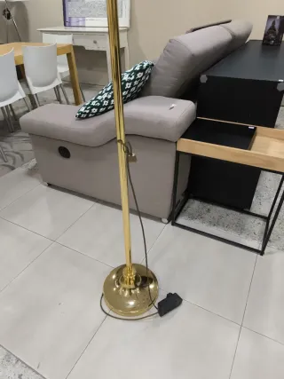 Lámpara de pie dorada metal