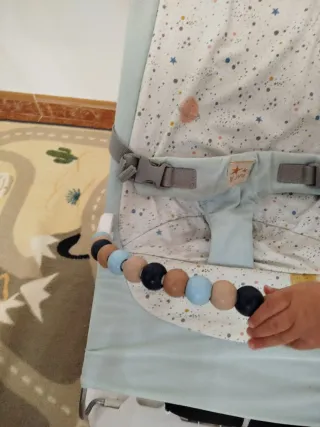 Hamaca para bebé con sonajero de madera