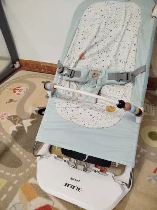 Hamaca para bebé con sonajero de madera