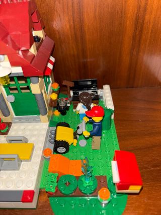 Casa Lego con auto e giardino