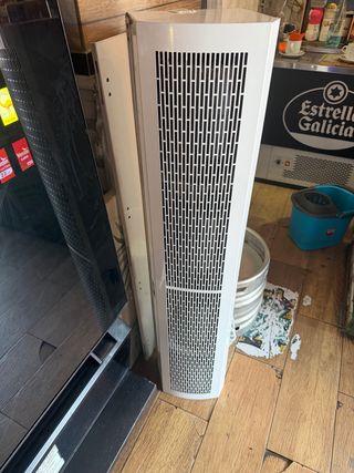 Cortina de aire metálica blanca