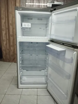 NEVERA Brandt plateada con dispensador