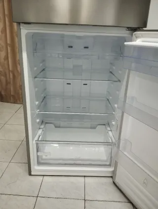 NEVERA Brandt plateada con dispensador