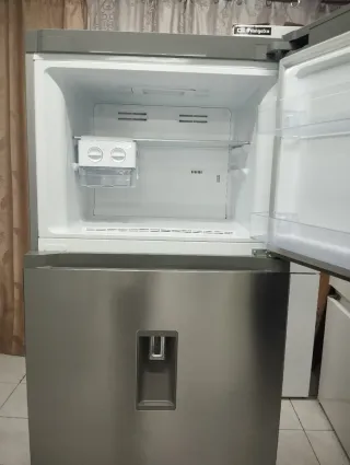 NEVERA Brandt plateada con dispensador