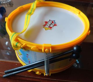 Tambor infantil con baquetas