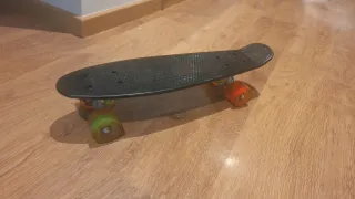 Monopatín Negro Ruedas Colores