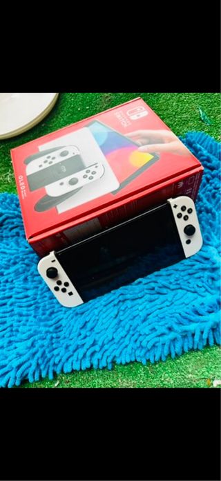 Nintendo Switch OLED Blanca y Negra con juego