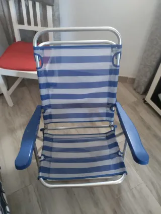 Silla de playa plegable azul y plateada