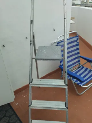 Silla de playa plegable azul y plateada