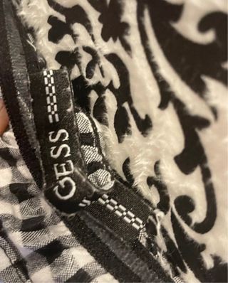 Top Guess cuadros blanco y negro