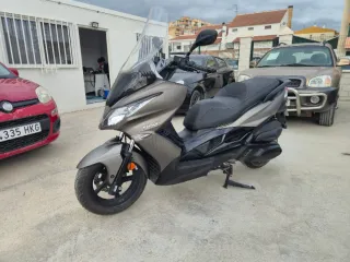 4.500 KM Kawasaki J 300 Maxi Scooter Negra/Gris