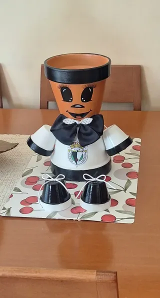 Maceta decorada niña con trenzas