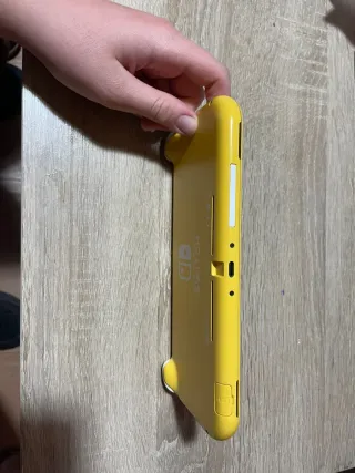 Nintendo Switch Lite Amarillo + Juego