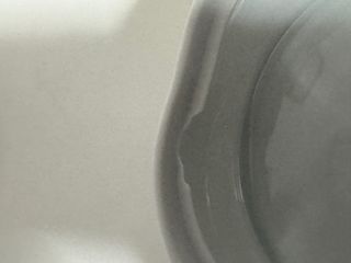 Tibor y cajas de porcelana con flores