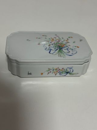 Tibor y cajas de porcelana con flores