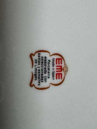 Tibor y cajas de porcelana con flores